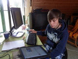 The classic way: use of the own PC with a big screen for the transmission of the video telephony and learning materials required in the lessons. On the other hand a small tablet PC is used as exercise book “substitute”. Both PCs are directly connected to the teacher, who can see in real time what the student is doing.